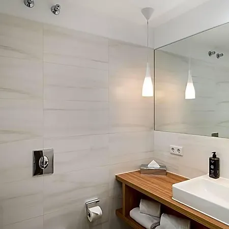 Hotel Elaya Center, Trademark By Wyndham 3*